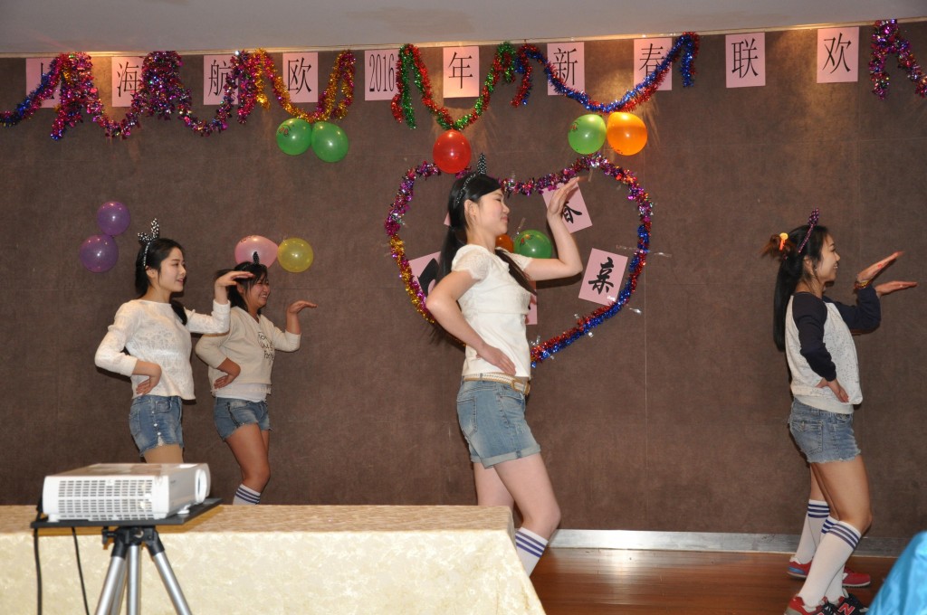 舞蹈《小鸡小鸡》激情洋溢,活力四射,跳出了大家对2016年的幸福憧憬